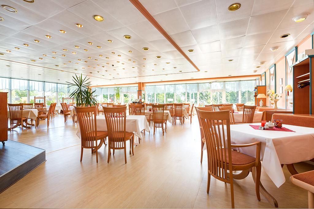 Ruegen-Hotel ซาสนิทซ์ ภายนอก รูปภาพ